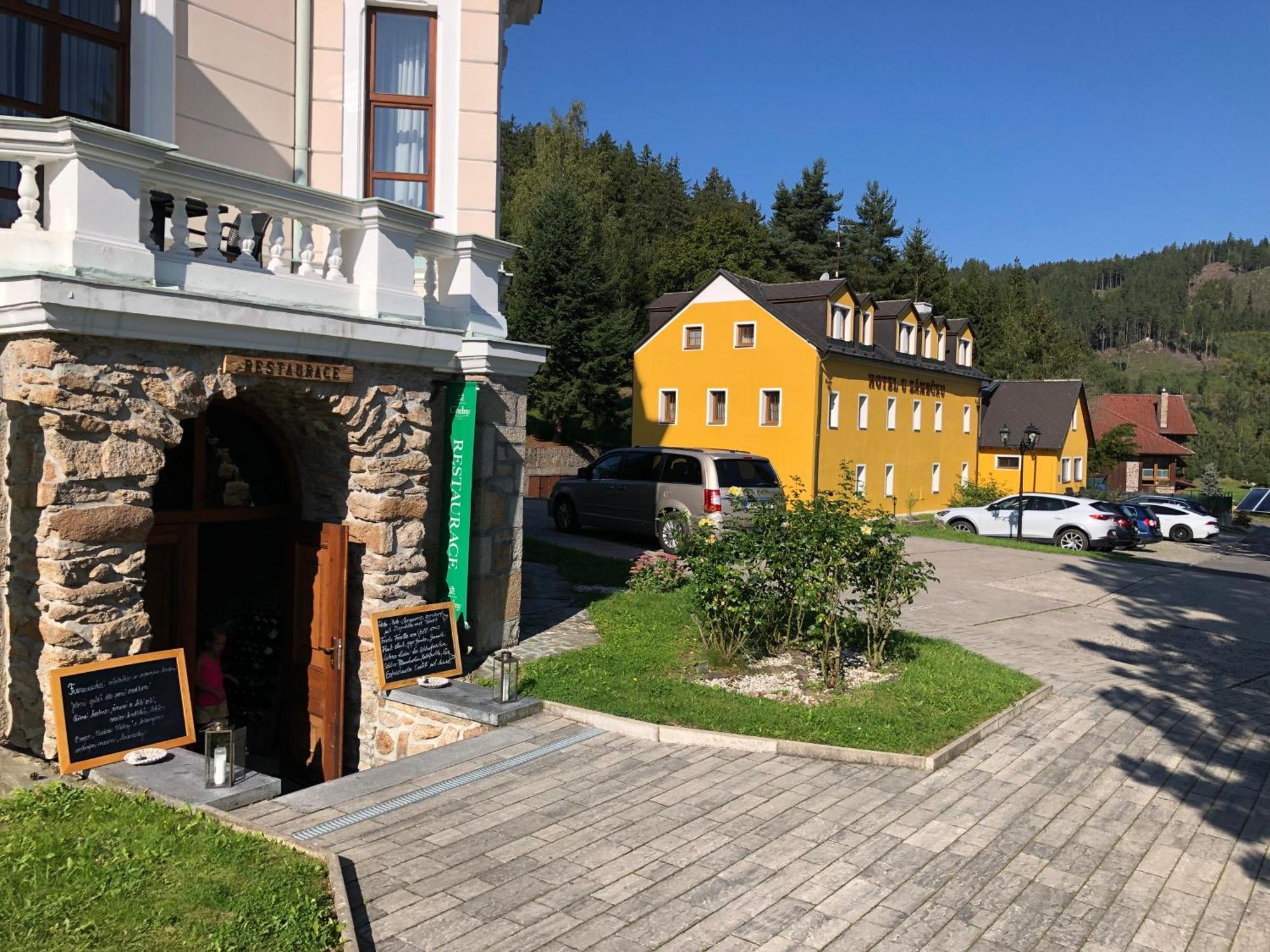 Hotel U Zámečku Cihelny KLV Exterior foto