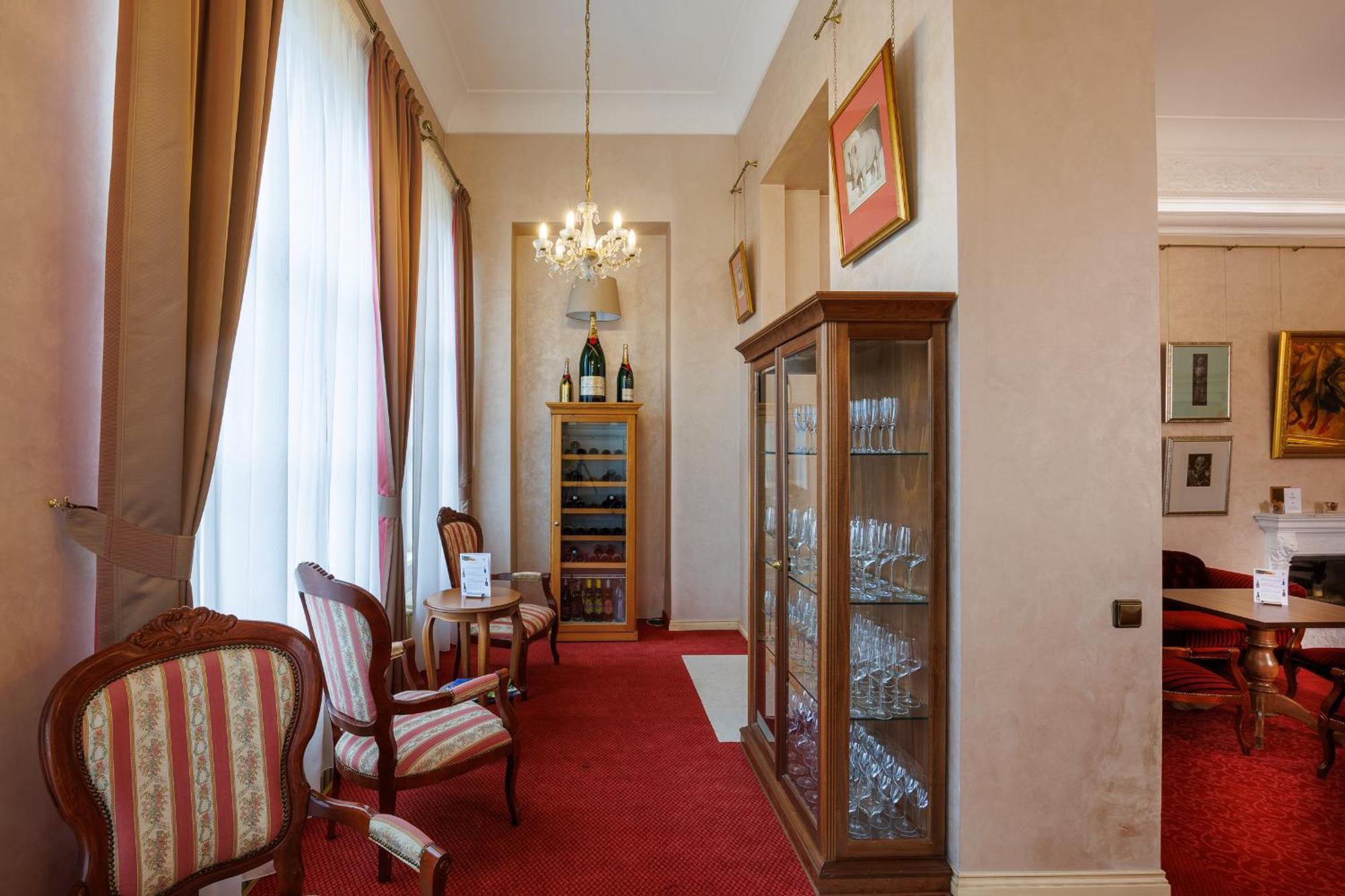 Hotel U Zámečku Cihelny KLV Exterior foto