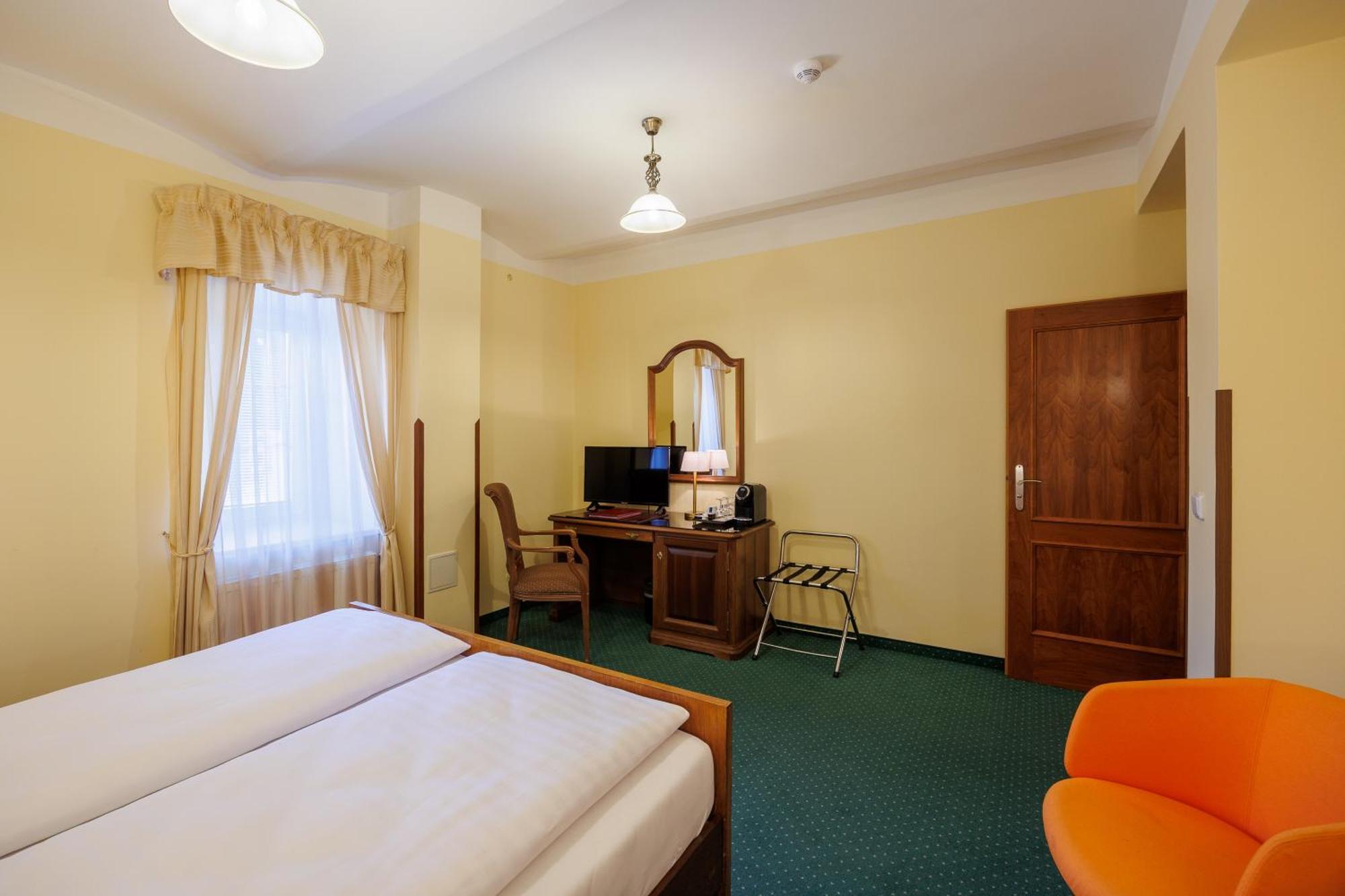 Hotel U Zámečku Cihelny KLV Exterior foto