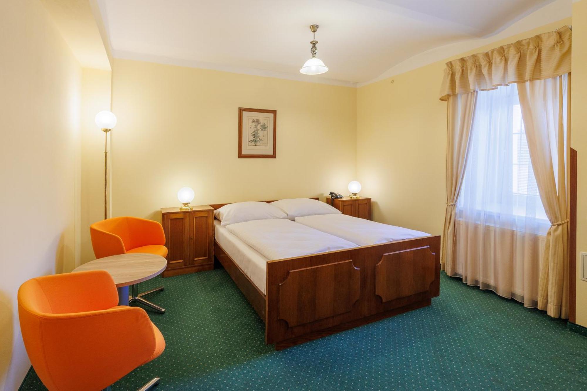 Hotel U Zámečku Cihelny KLV Exterior foto