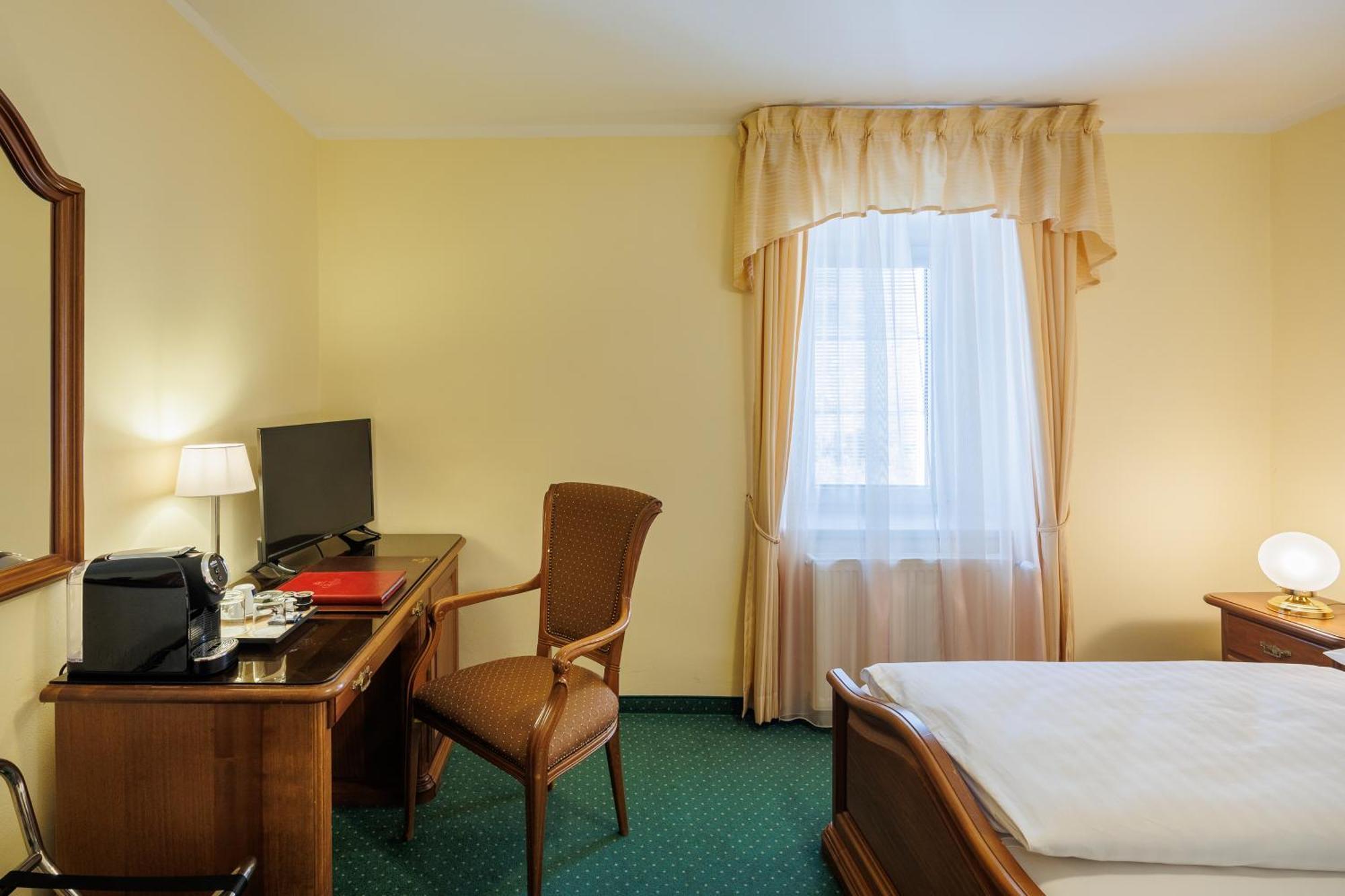 Hotel U Zámečku Cihelny KLV Exterior foto