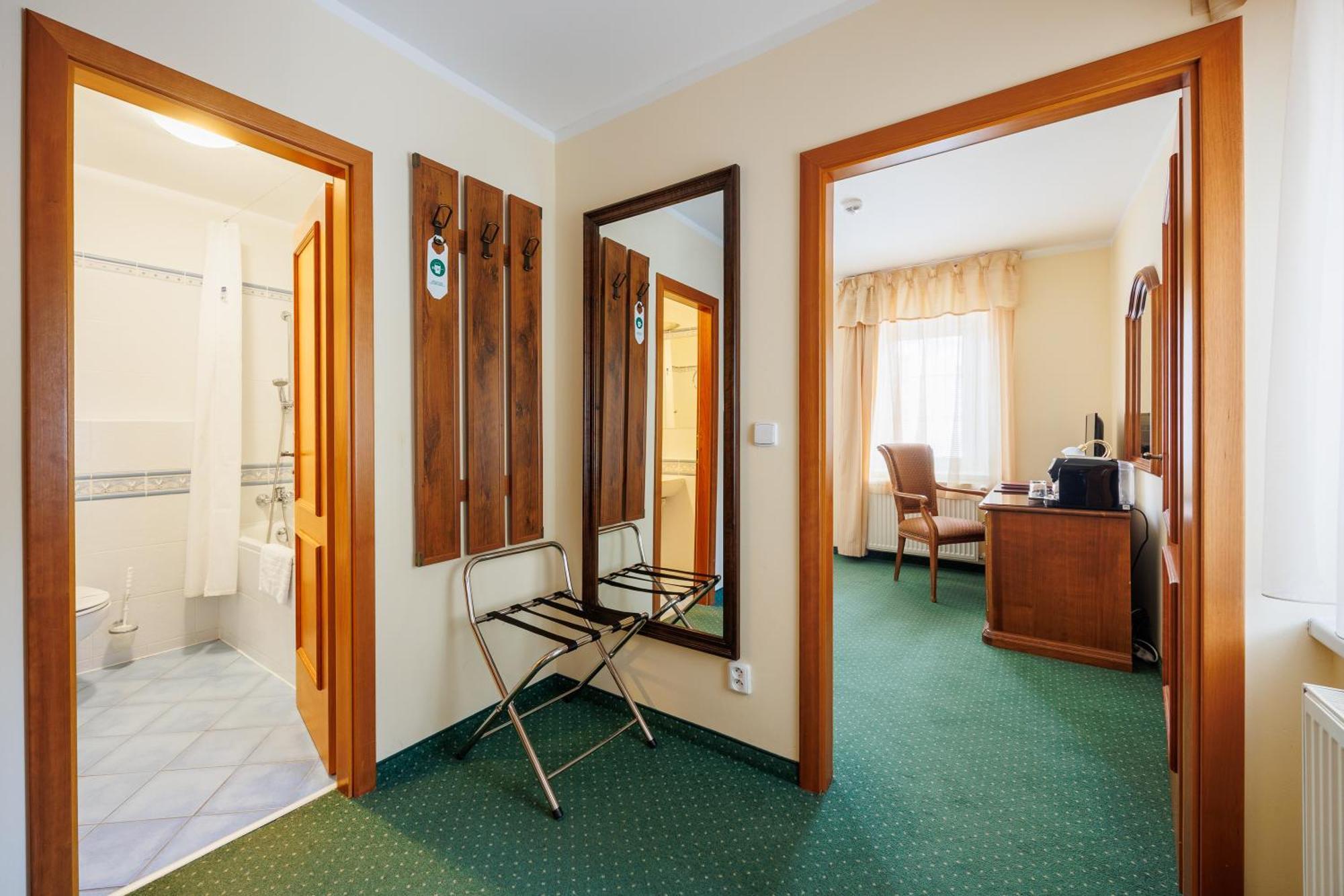 Hotel U Zámečku Cihelny KLV Exterior foto